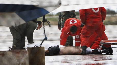 Záchranái ohlédávají tlo jedné z obtí leteckého netstí v Libanonu. (25. ledna 2010)