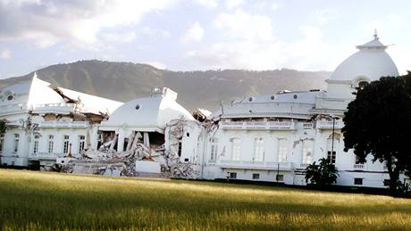 Poboený prezidentský palác v Port-au-Prince.