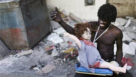 Mu si hraje s panenkou, kterou nael v troskách zíceného domu v Port-au-Prince. (29. ledna 2010)