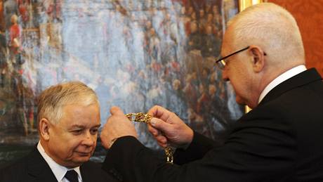 Polský prezident Lech Kaczynski pejímá od Václava Klause ád bílého lva.