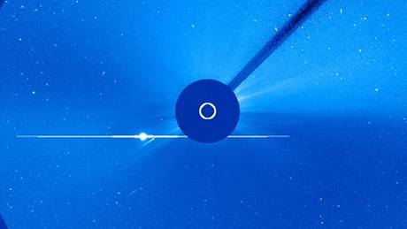 Pibliování komety ke Slunci mete sledovat na webu SOHO. Na tomto snímku kometa podlétá jasn viditelnou Venui.