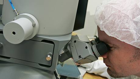 Pracovník výroby v brnnské FEI s jedním z mikroskop