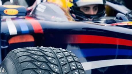 Buemi s F1 týmu Toro Rosso na zamrzlém jezee