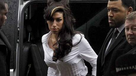 Amy Winehouse pijela k soudu ve velmi krátké sukni a bílé halence