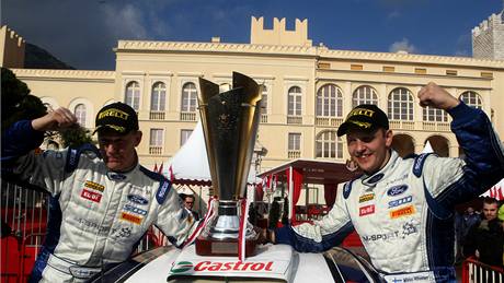 Mikko Hirvonen (vpravo) a jeho spolujezdec Jarmo Lehtinen slaví ped kníecím palácem v Monaku triumf na Rallye Monte Carlo 