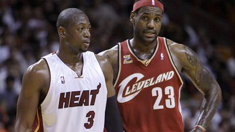 LeBron James z Clevelandu (vpravo) a Dwyane Wade z Miami