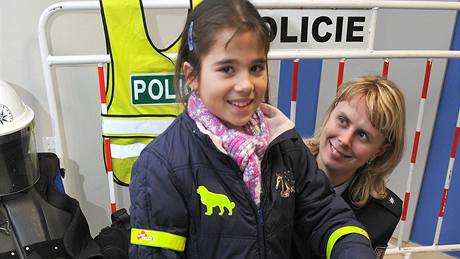 áci první tídy International School of Brno dostávali pololetní vysvdení letos poprvé. kola zaala fungovat loni v záí (v pravo Adytia Suresh z Indie).