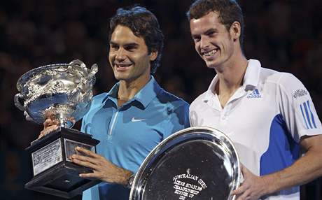 Roger Federer (vlevo) a Andy Murray - vtz a poraen finalista Australian Open 2010