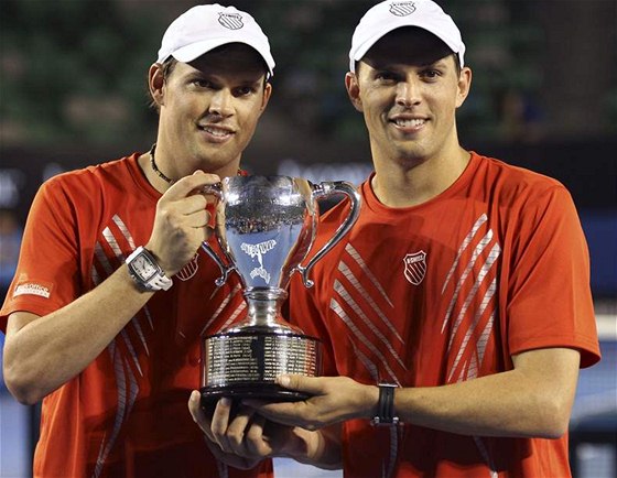 Bob Bryan (vlevo), Mike Bryan - vítzové tyhry na Australian Open 2010