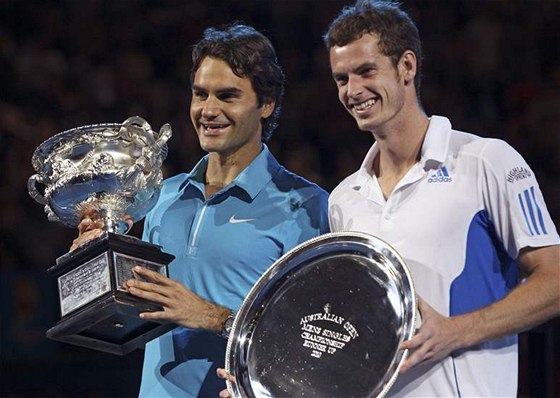 Úvodní grandslam sezony zakonilo finále mezi Rogerer Federerem (vlevo) a Andym Murraym