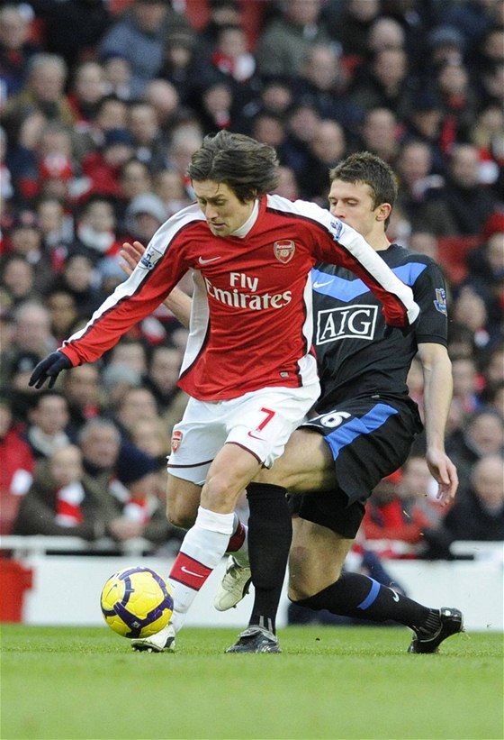 Arsenal - Manchester United: domácí Tomá Rosický (vlevo) a Michael Carrick