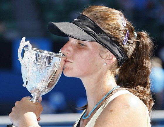 Karolína Plíková s pohárem pro vítzku dvouhry juniorek na Australina Open.