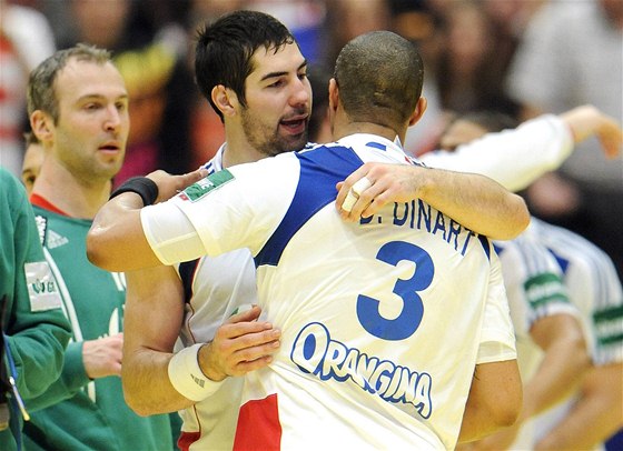 Francouztí házenkái Nikola Karabatic (vlevo) a Didier Dinart se radují z postupu do finále ME.