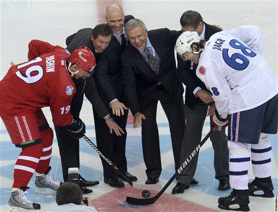 Jaromír Jágr (vpravo) a Alexej Jain (vlevo) pi slavnostním vhazování o které se postaraly legendy (zleva) Wayne Gretzky, Mark Messier, Vjaeslav Fetisov a éf KHL Alexander Medvedv. 