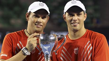 Bob Bryan (vlevo), Mike Bryan - vítězové čtyřhry na Australian Open 2010 Bob Bryan (vlevo), Mike Bryan - vítězové čtyřhry na Australian Open 2010