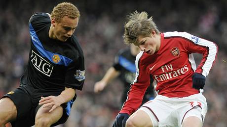 Arsenal - Manchester United: domácí Andrej Aravin (vpravo) v souboji s Wesem Brownem