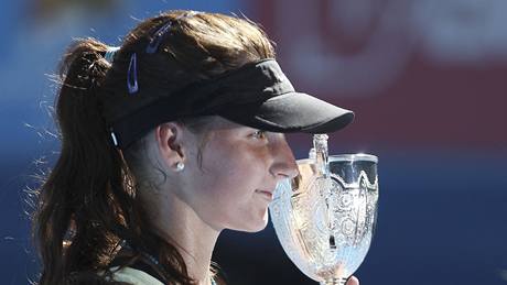Karolína Plíková s pohárem pro vítzku dvouhry juniorek na Australina Open.