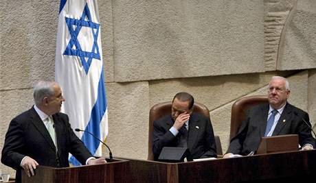 Dojatý italský premiér Silvio Berlusconi v Knesetu naslouchá svému izraelskému protjku Benjaminu Netanjahuovi (vlevo) (3. února 2010)