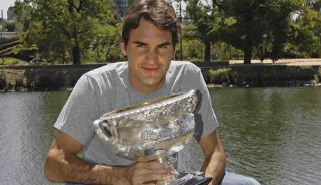 Roger Federer pzuje s trofej pro ampiona Australian Open 2010