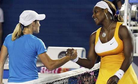 Serena Williamsov (vpravo) a Justine Heninov po finle Australian Open 2010