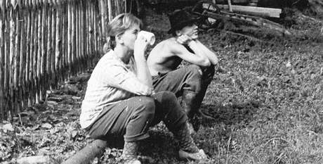 Vlasta Tesaov se synem Janem na Rabuce o przdninch 1969