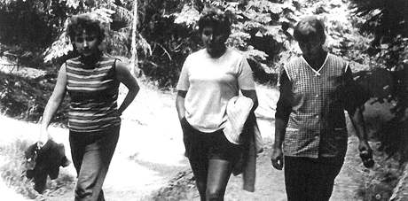 Vlasta Tesaov (vpravo) se spoluvzenkyn Annou Koutnou (uprosted) v ervenci 1971