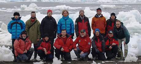 Expedice eských polárník na ostrov Jamese Rosse. Libor Ambrozek stojí v horní ad tetí zleva.