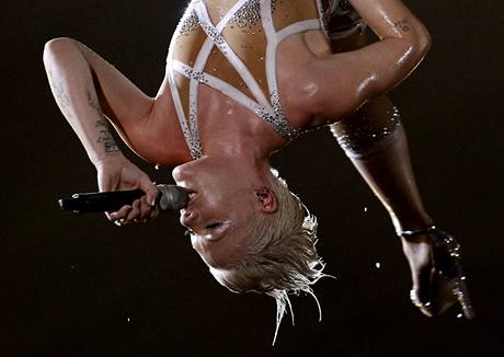 Pink svými akrobatickými kousky oslnila i diváky letoního udílení cen Grammy.