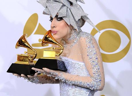 Lady Gaga na cenách Grammy vystídala troje aty. V em vyrazí na Brit Awards? anci má ve tech kategoriích.