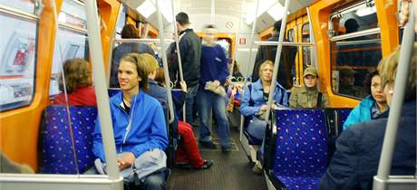 Cestující ve vídeském metru. Ilustraní foto.
