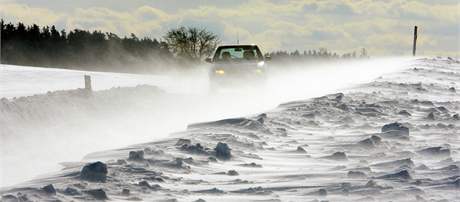Na silnicích ve vyích polohách místy leí rozbedlý i namrzlý sníh (ilustraní foto).