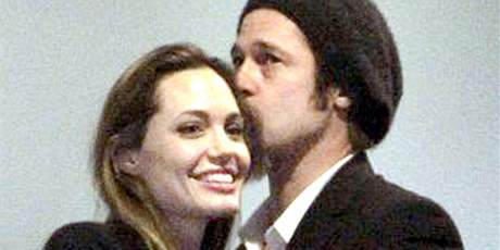 Brad Pitt s Angelinou Jolie na finále Super Bowlu.
