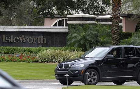 Automobil ped exkluzivn rezidenc Isleworth ve Widermere na Florid, kde bydl Tiger Woods.