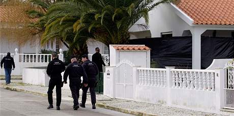 Portugalt policist prohledvaj okol domu, kde nali pl tuny vbunit organizace ETA (6. nora 2010)