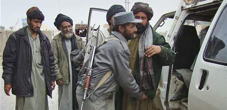 Policista kontroluje Afghánce, kteí opoutjí oblast, kde chce NATO spustit mohutnou ofenzivu proti Talibanu (6. února 2010)