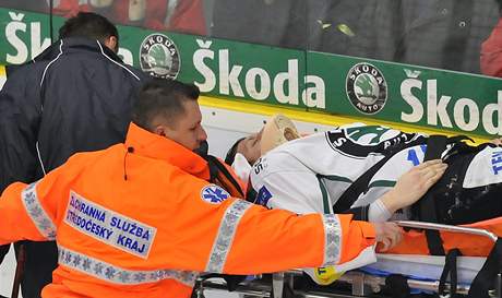 Zranný Luká Pabika z Mladé Boleslavi je odváen z ledové plochy po ataku litvínovského Jiího légra