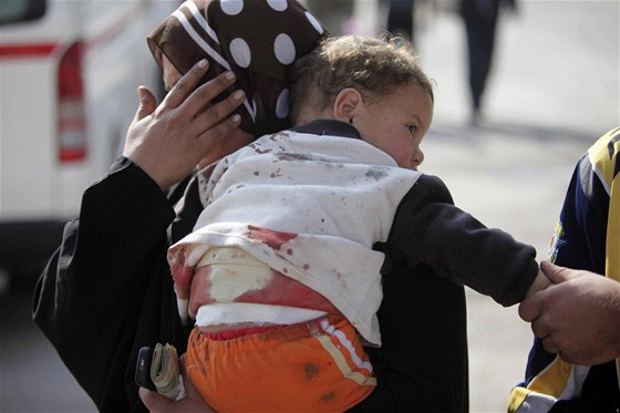 Iráanka odnáí své dít zranné pi útoku sebevraedné atentátnice v Bagdádu