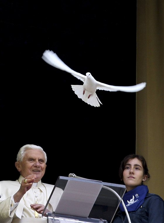 Pape Benedikt XVI. vypoutí holubici (31. 1. 2010)