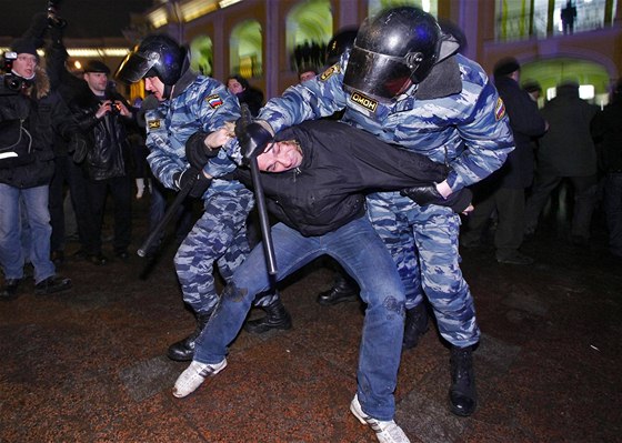 Písluníci jednotek OMON zápasí s úastníkem víkendové demonstrace v Moskv