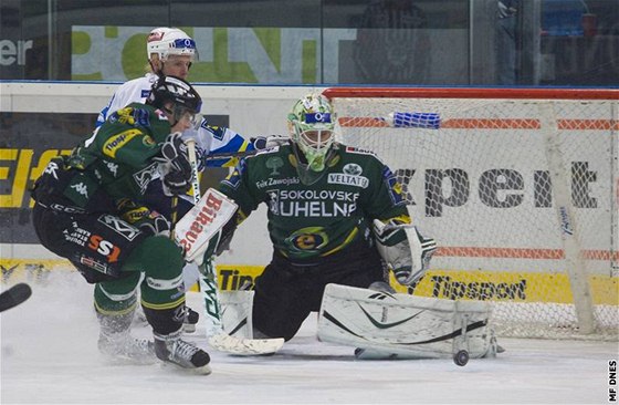 SMUTNÝ HRDINA. I kdy Luká Mensator (vpravo) tuhle anci chytil, jeho Karlovy Vary prohrály v Plzni a jsou bez play-off.