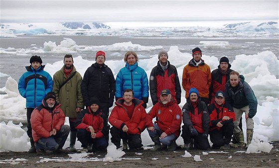 Expedice eských polárník na ostrov Jamese Rosse. Libor Ambrozek stojí v horní ad tetí zleva. (4. února 2010)
