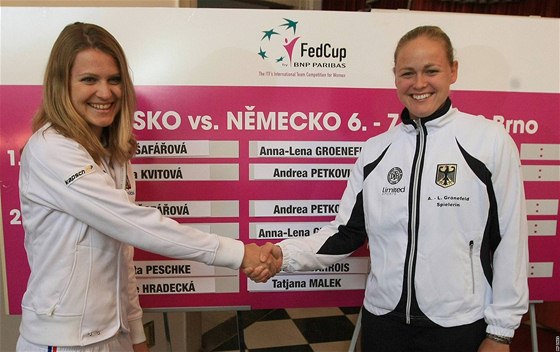 Lucie afáová (vlevo) podle losu zahájí víkedový tenisový turnaj Fed Cup proti Nmce Anna-Len Groenfeldové