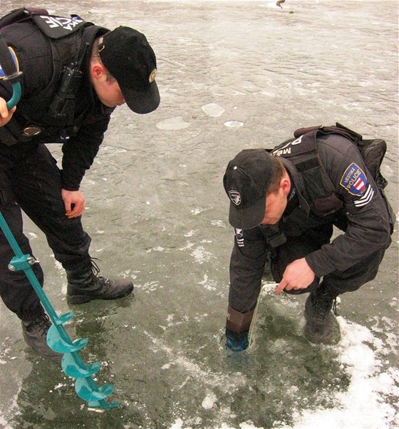 V pondlí 8. února 2010 stráníci na Brnnské pehrad zmili, e led je silný 32 centimetr