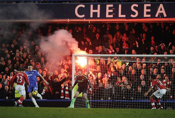 V únoru zapálili fanouci Arsenalu za brankou Petra echa svtlici.