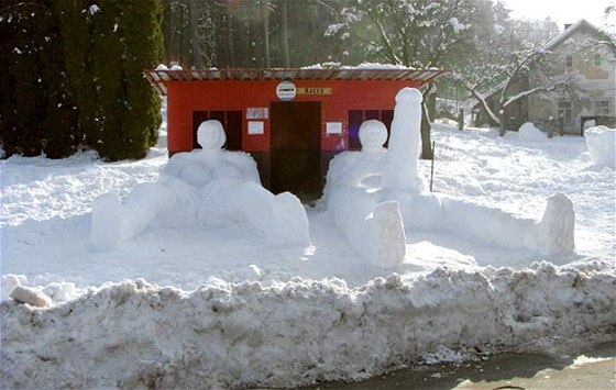 Snhuláci na autobusové zastávce v Újezdu u Chocn. (3. února 2010)