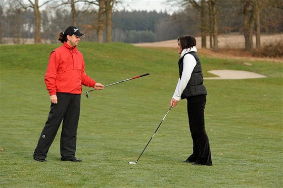 Trenér Jakub Vaanský radí Tereze, aby hrála jinou holí. Vystupuje-li jako její caddy, nebo jako spoluhrá ve tyhe, smí to udlat.