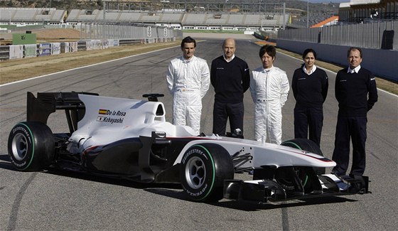 Pedstavení nového vozu BMW-Sauber, zleva: Pedro de la Rosa, éf týmu Peter Sauber, Kamuj Kobajai, výkonná editelka Monisha Kaltenbornová a technický editel Willy Rampf.