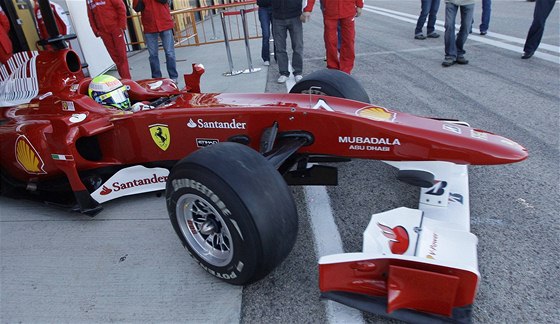 START. Felipe Massa vyjídí z box první den test ped sezonou 2010.