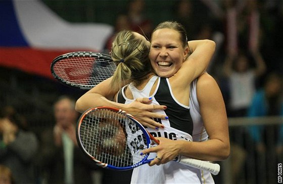 RADOST VÍTZEK. Lucie Hradecká a Kvta Peschkeová (zády) slaví vítzství ve Fed Cupu.