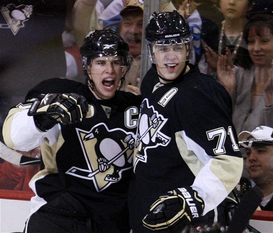 Pittsburgh: radost Sidneyho Crosbyho (vlevo) a Jevgenije Malkina